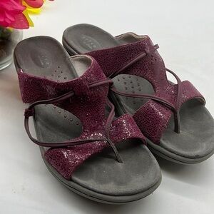 Clarks Privo Purple Mosaic Thong Sandals Sz 8 style 37978. FFT0503B